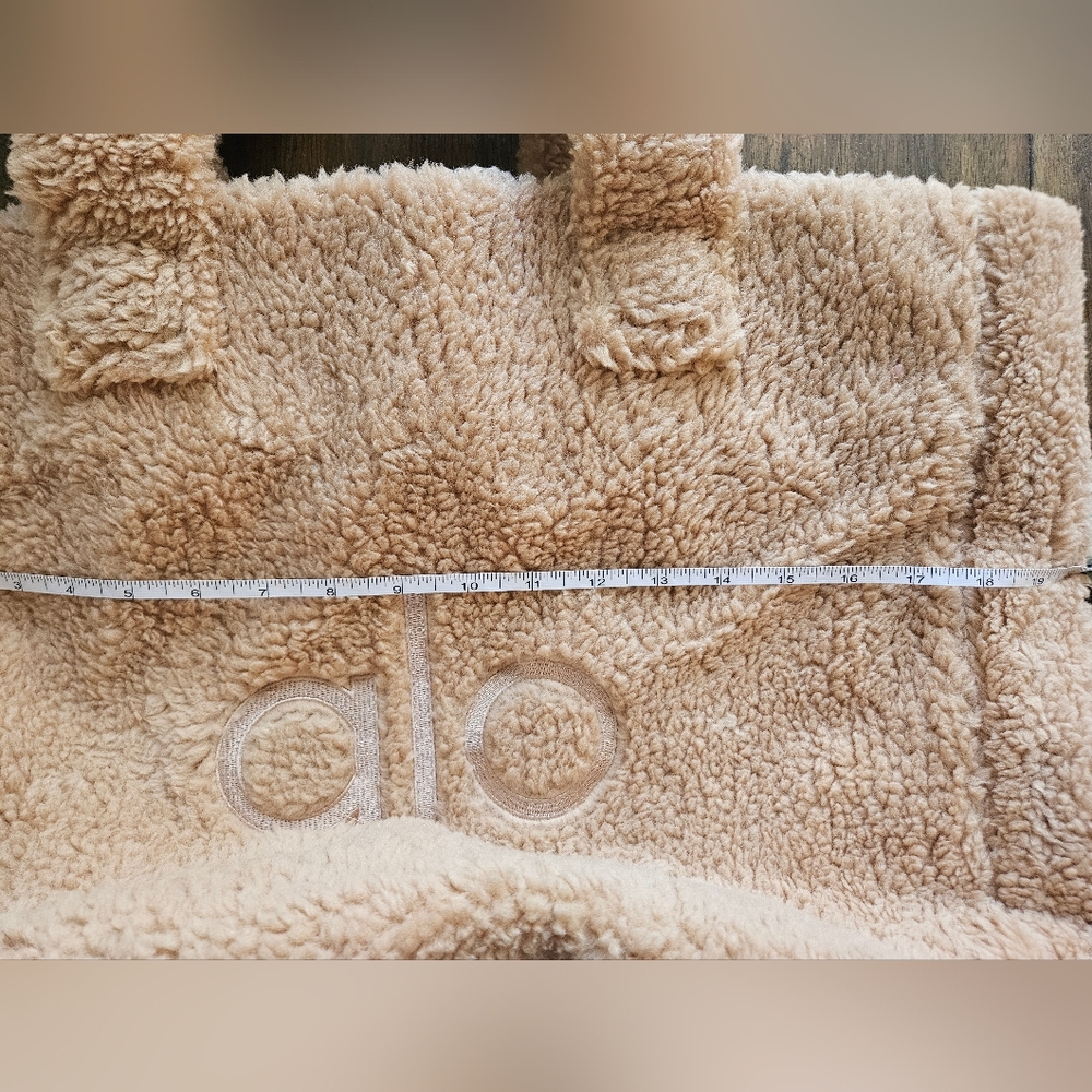 Alo Sherpa Tote Bag in Camel - Picture 5 of 6